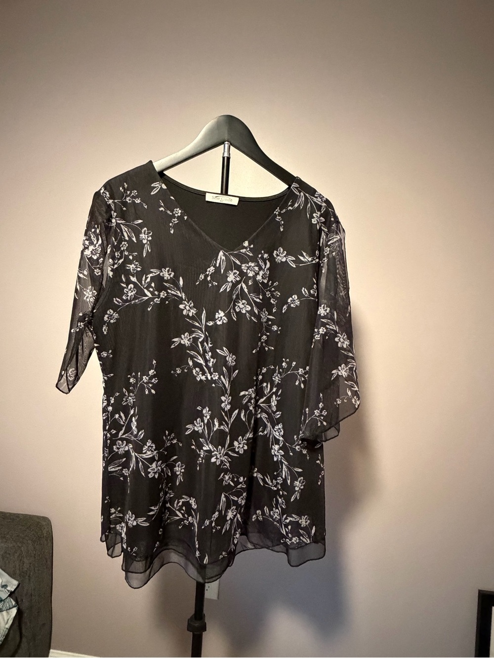 Black Floral Short-Sleeve Women's Shirt
